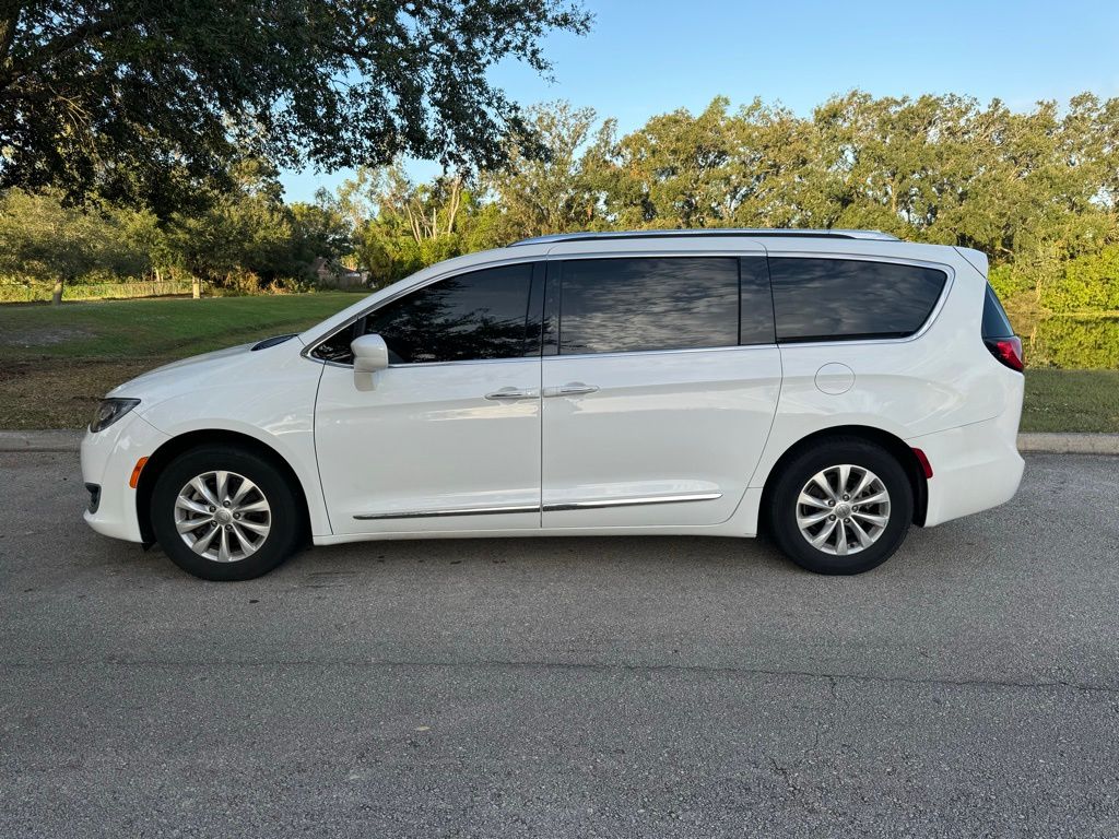 2019 Chrysler Pacifica Touring L 2