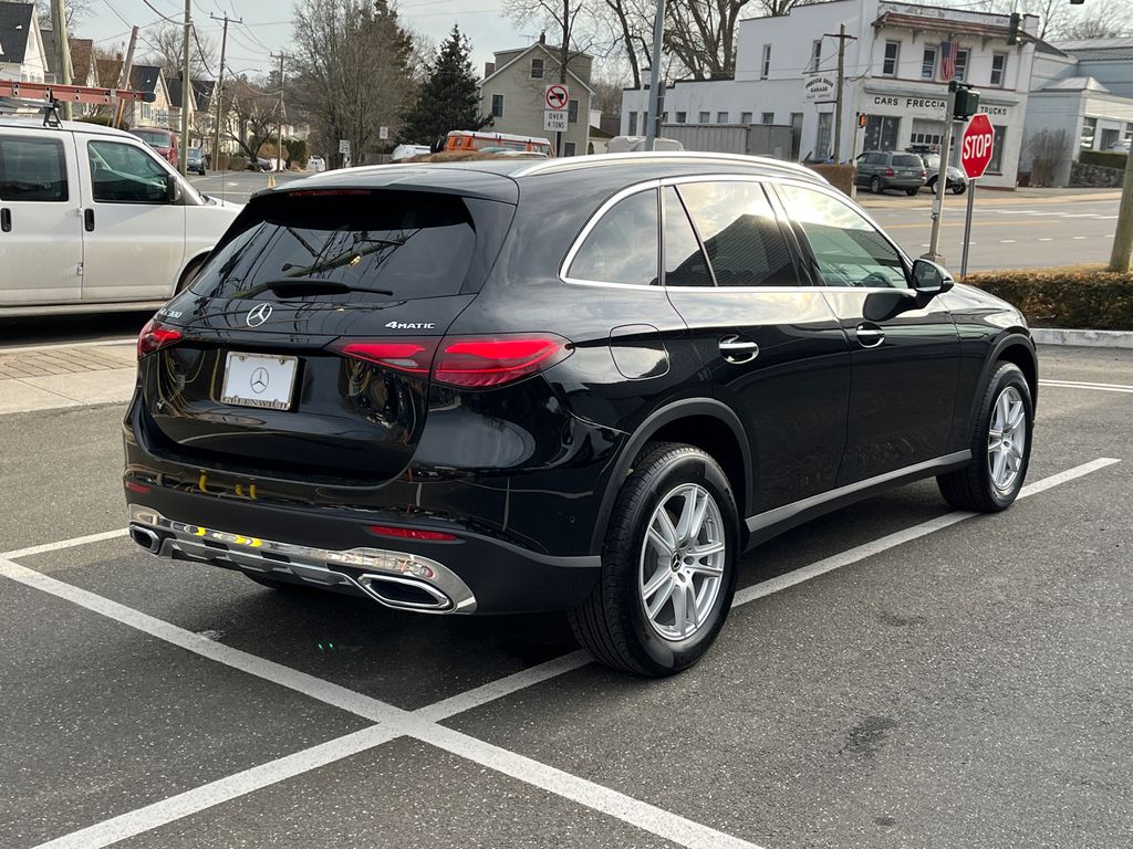 2025 Mercedes-Benz GLC 300 2