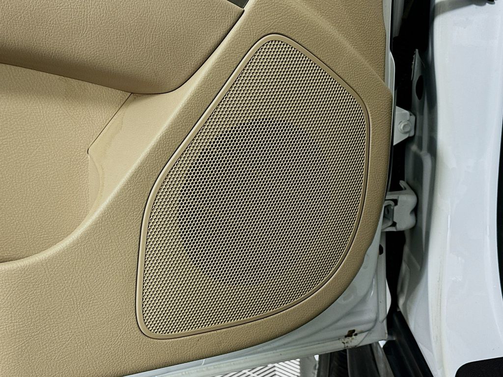 Thumbnail: 2012 Hyundai Santa Fe - 17