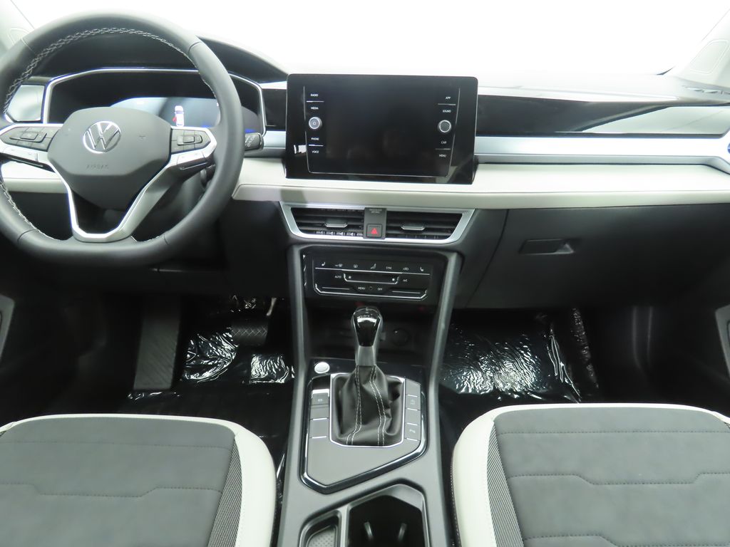 2025 Volkswagen Taos SE 14