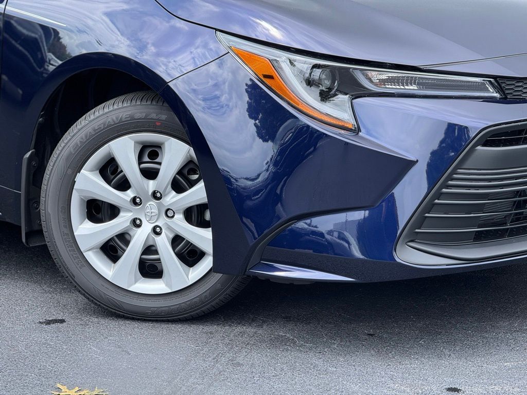 2025 Toyota Corolla LE photo 3