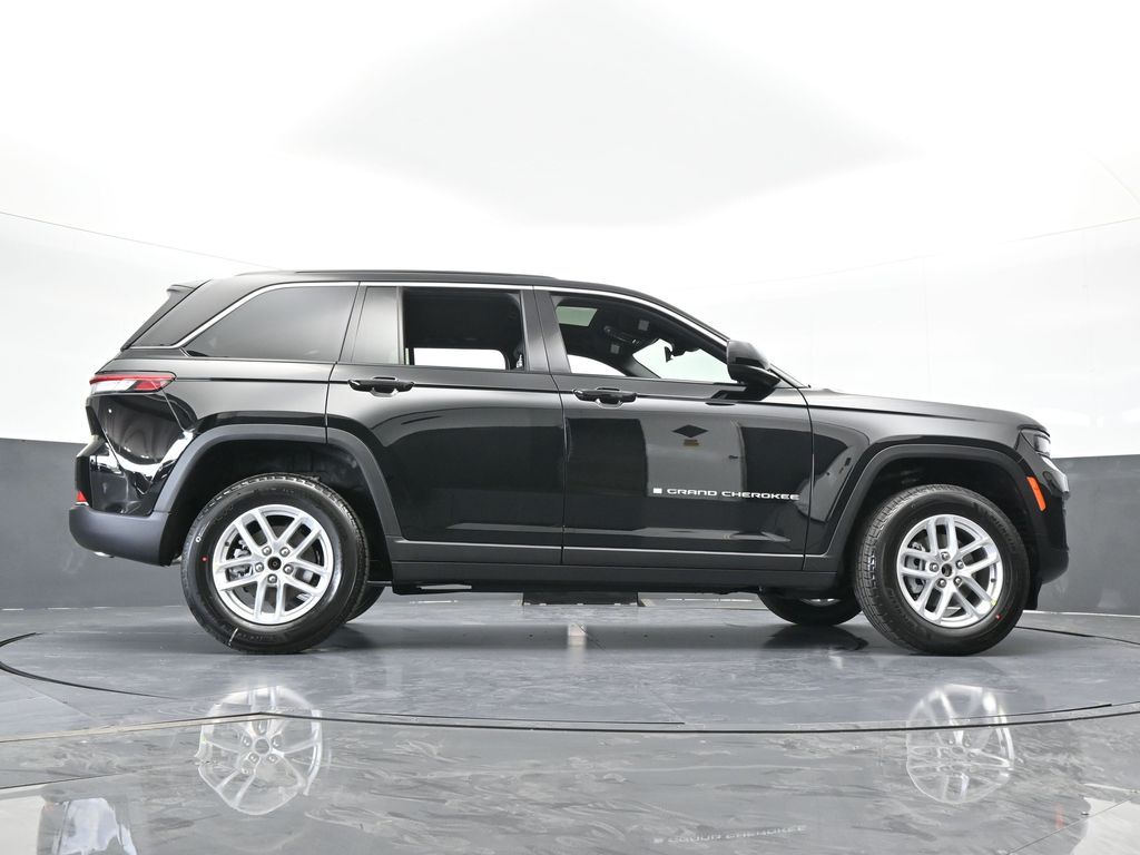 New 2026 Diamond Black Crystal Pearlcoat Jeep Laredo X image 59