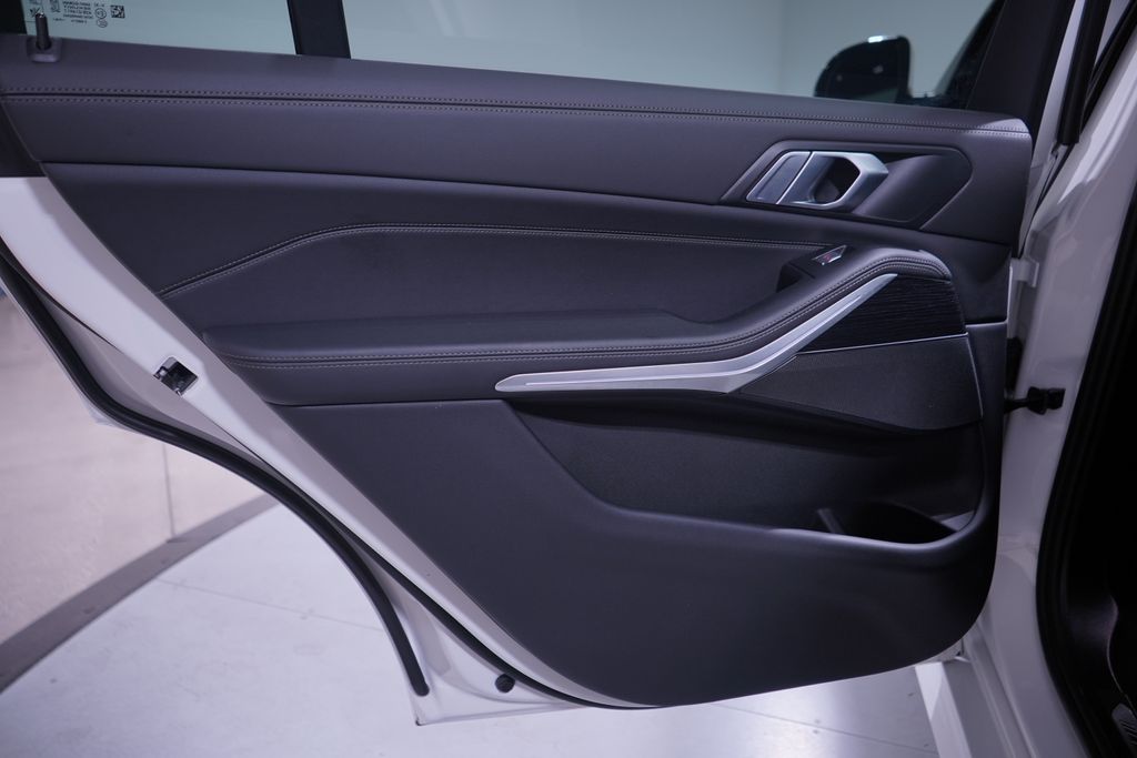 Thumbnail: 2024 BMW X7 - 15