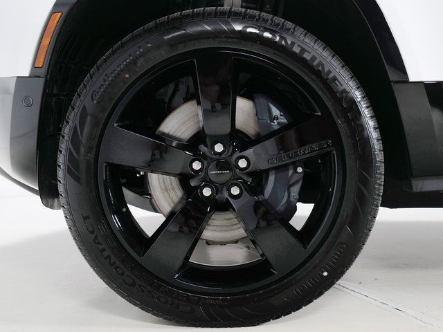 New 2026 White Land Rover X-Dynamic SE image 9