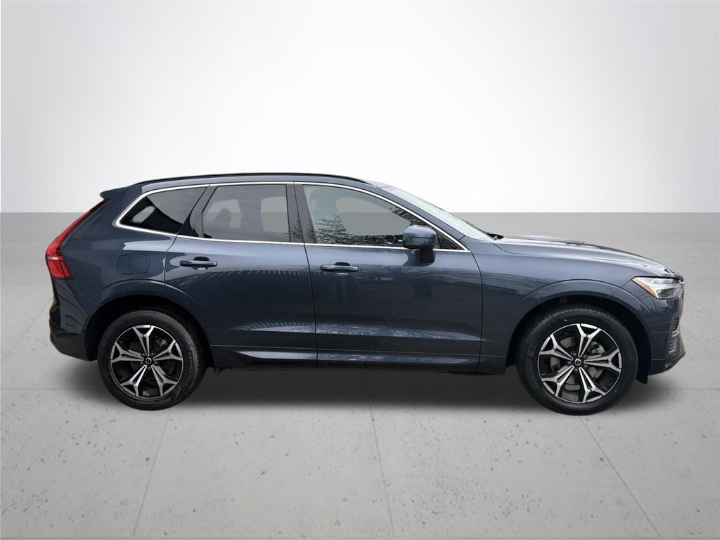 2022 Volvo XC60 B5 Momentum