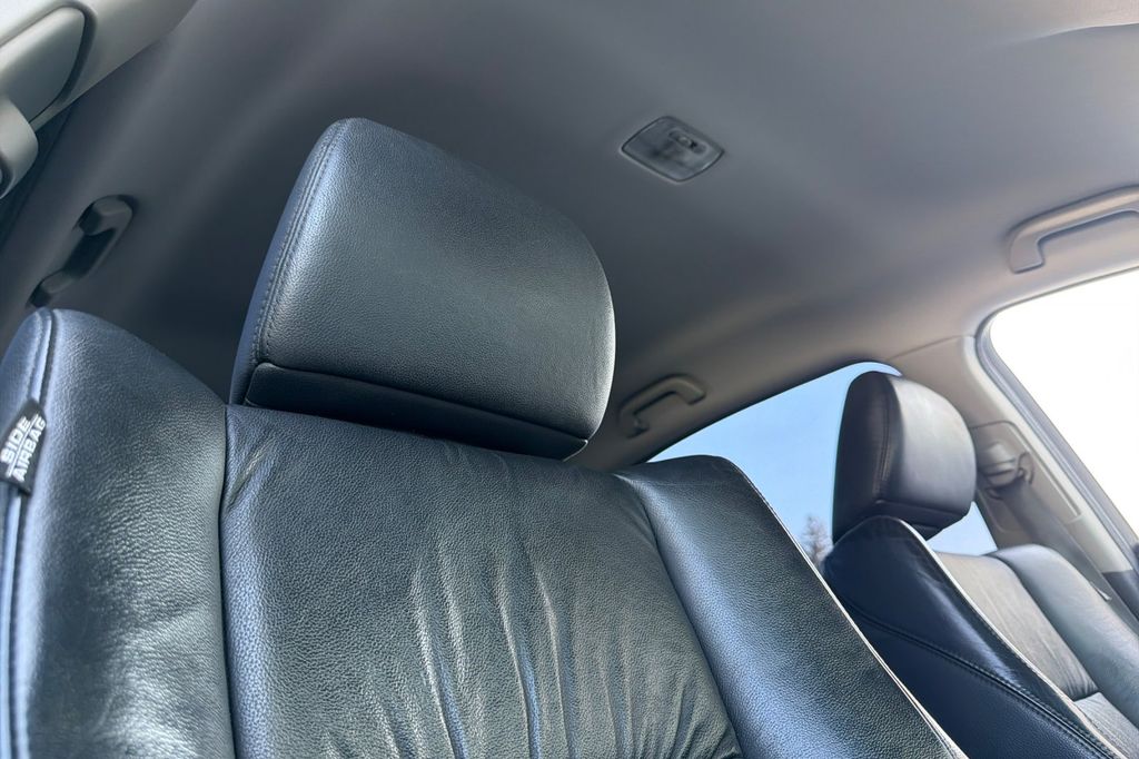 Used 2011 Alabaster Silver Metallic Honda SE image 18