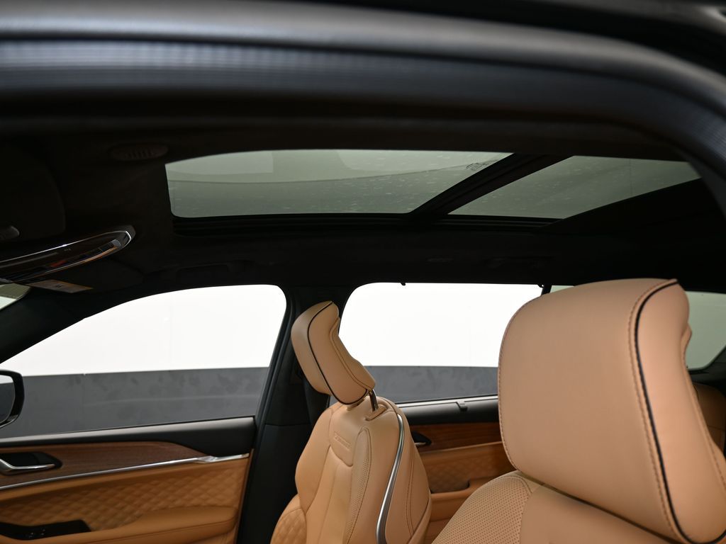 New 2025 Diamond Black Crystal Pearlcoat Jeep Summit image 11