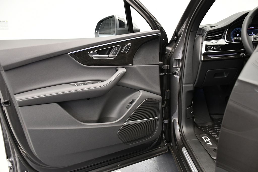 2025 Audi Q7  31