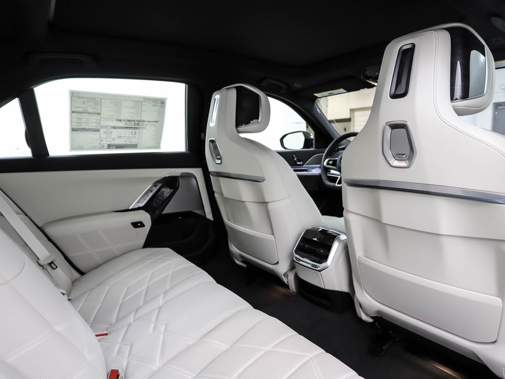 2025 BMW i7 xDrive60 26