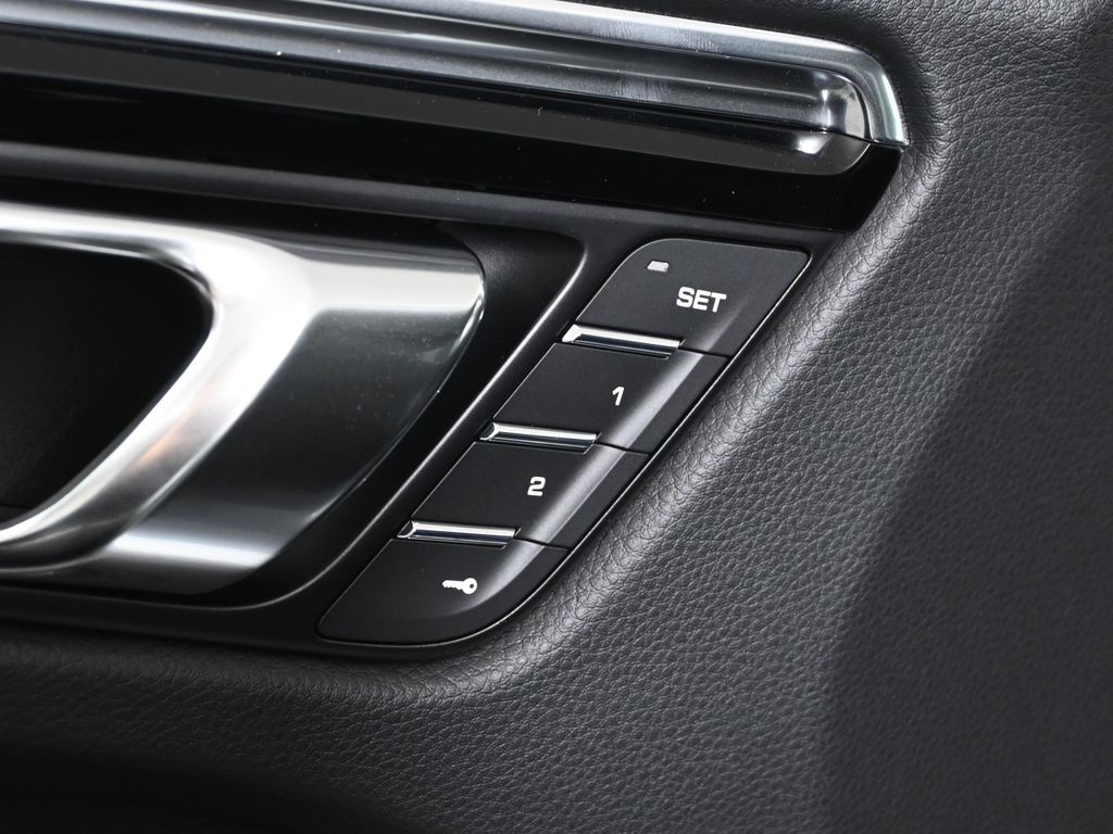 Thumbnail: 2026 Porsche Macan - 31