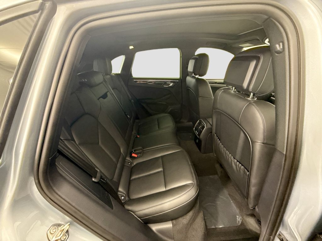 Thumbnail: 2026 Porsche Macan - 23