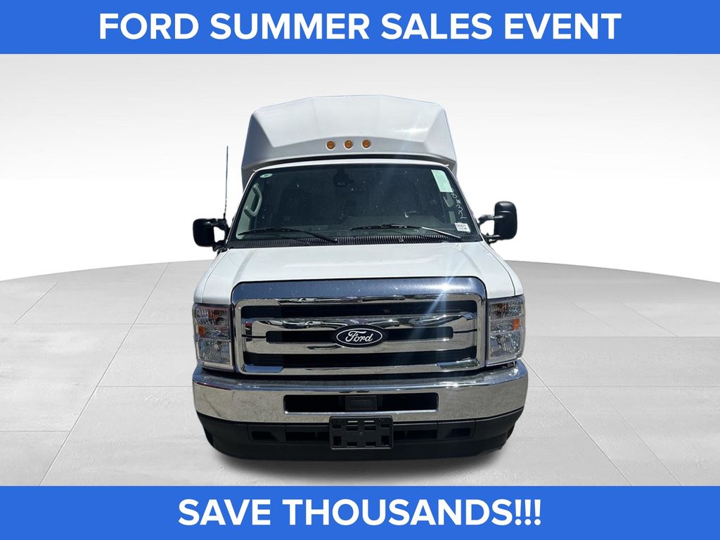 Oxford White 2026 Ford E-Series Chassis Pickup Truck Rear-Wheel Drive 6-Speed Automatic Overdrive