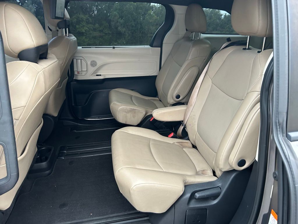 Thumbnail: 2021 Toyota Sienna - 14