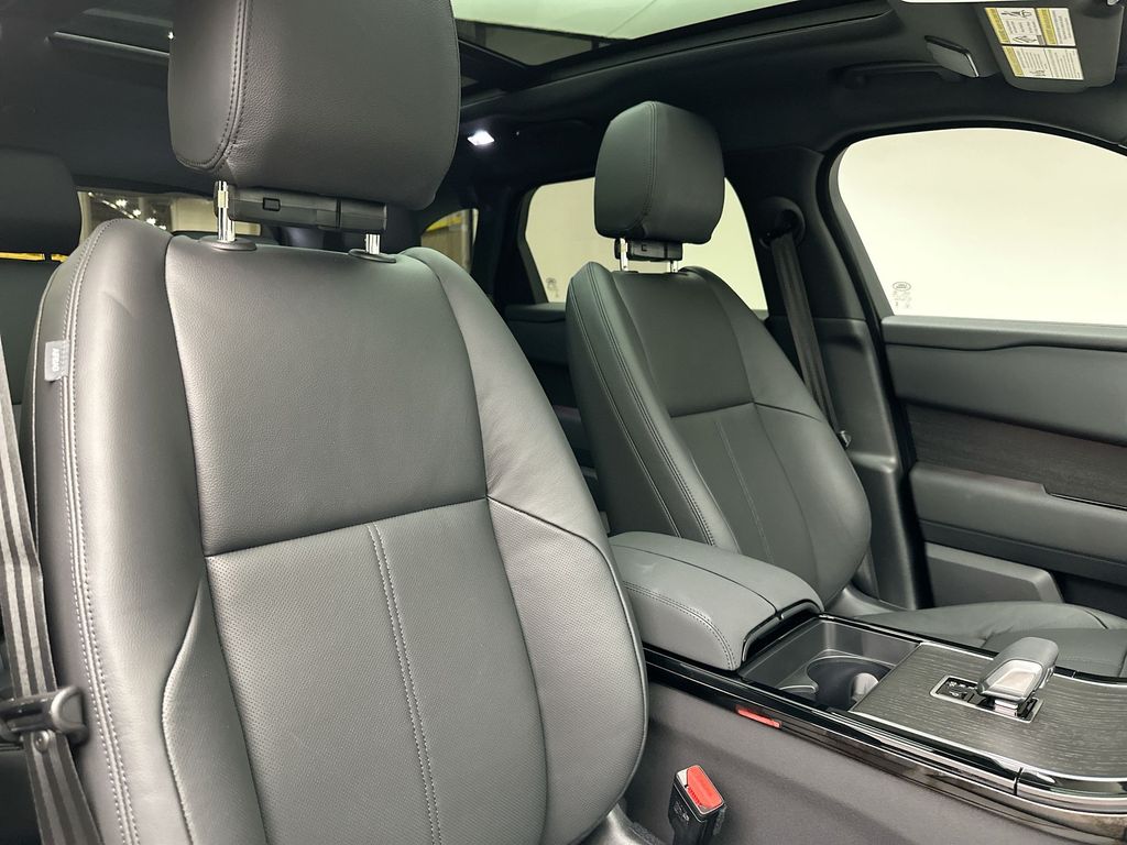 2025 Land Rover Range Rover Velar Dynamic SE 11