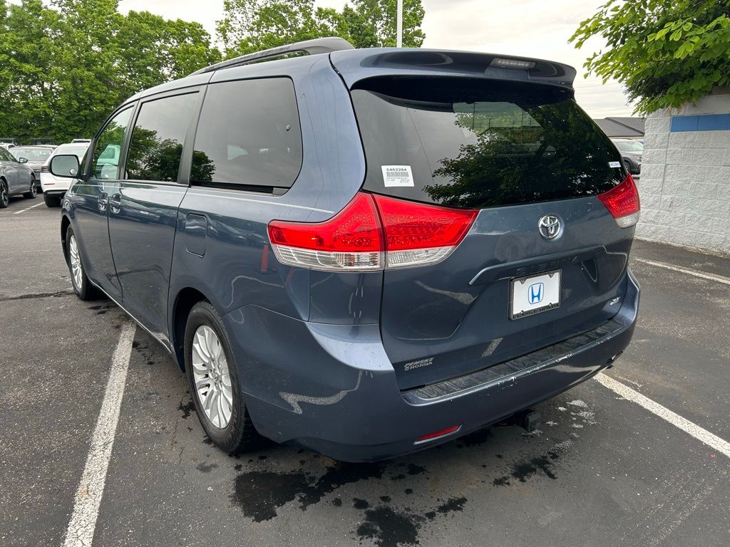 2014 Toyota Sienna XLE 3