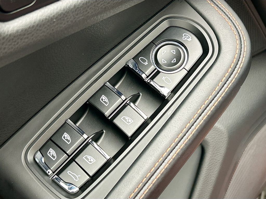 Thumbnail: 2025 Porsche Macan - 24