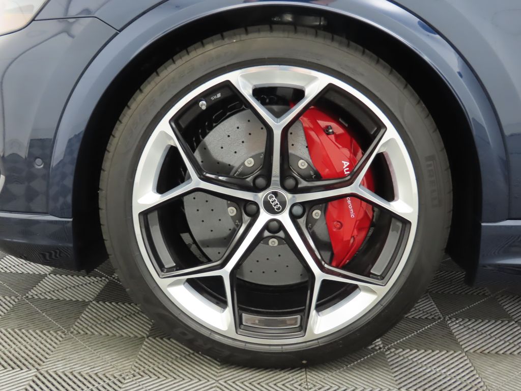 2025 Audi RS Q8 4.0T 32
