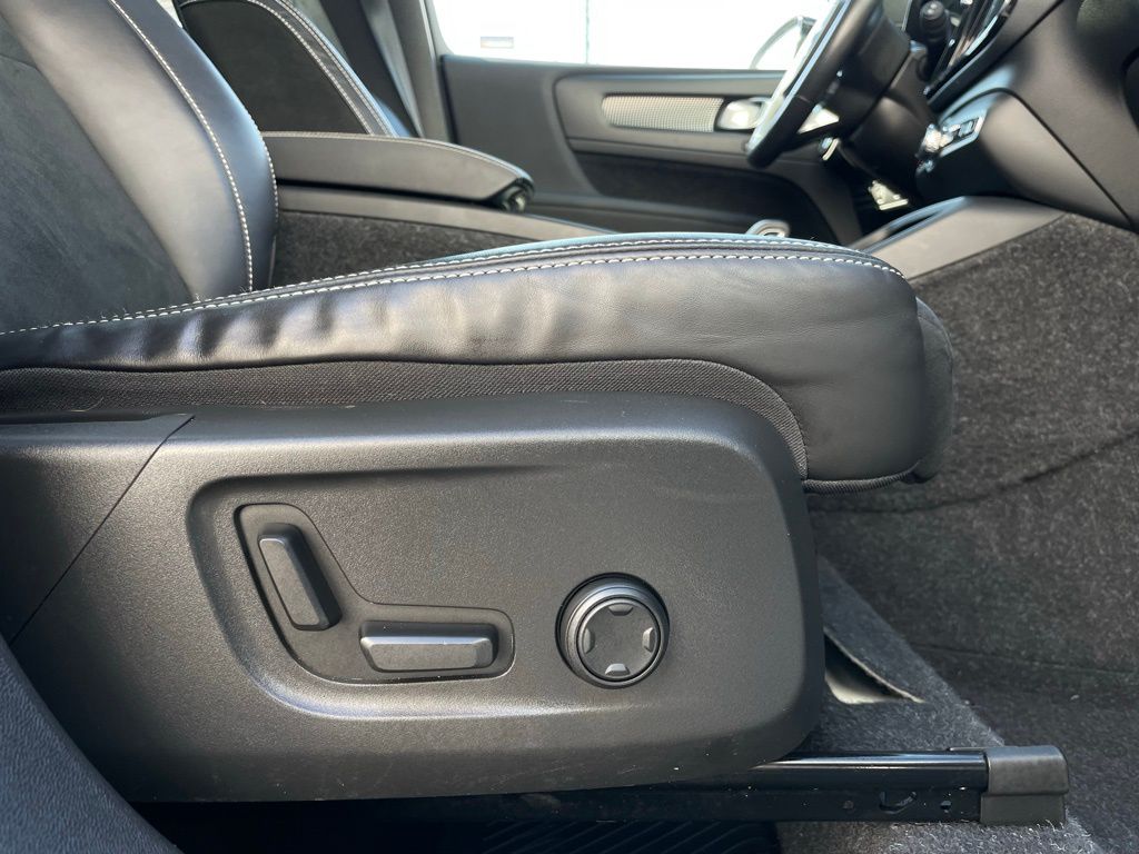 Thumbnail: 2021 Volvo XC40 - 30