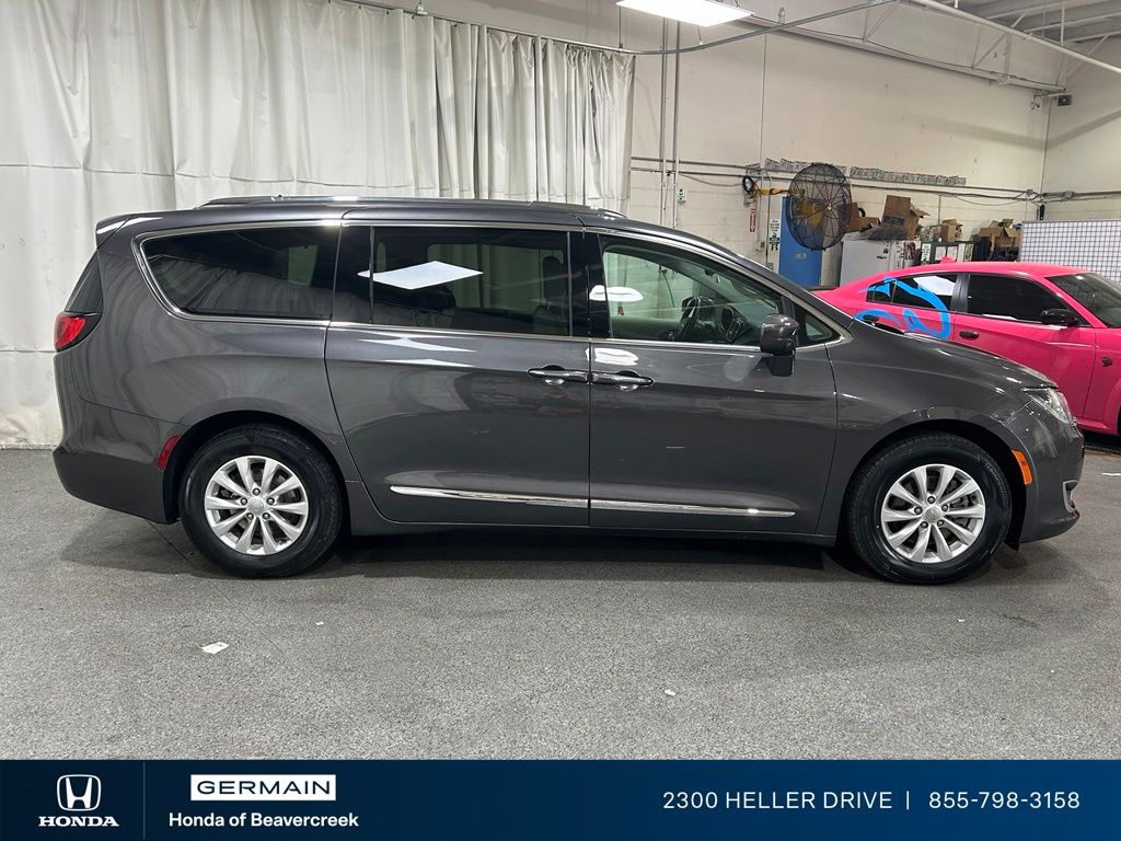 Used 2018 Gray Chrysler Touring L image 9