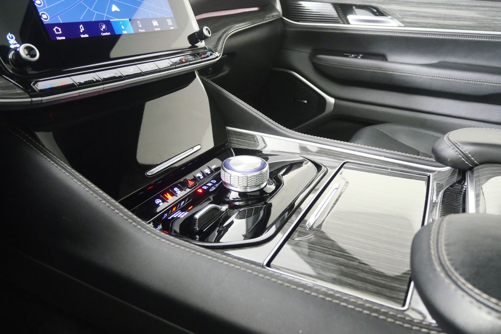 Thumbnail: 2022 Jeep Wagoneer - 25