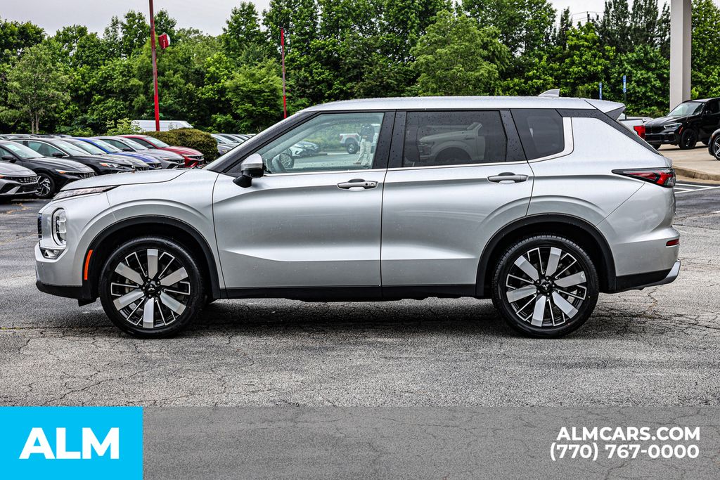 Used 2025 Silver Mitsubishi SE image 9