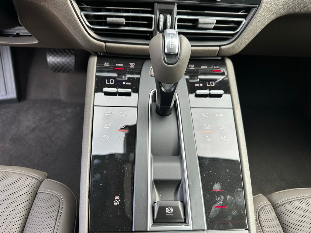 Thumbnail: 2025 Porsche Macan - 21