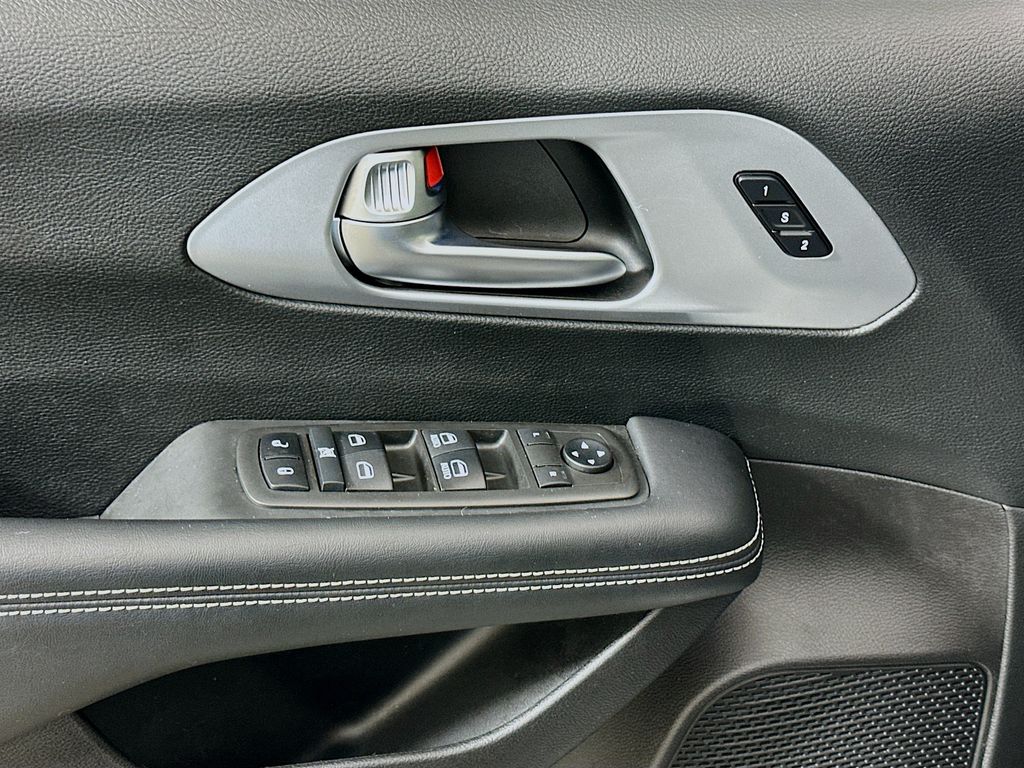 2021 Chrysler Pacifica Touring L 18