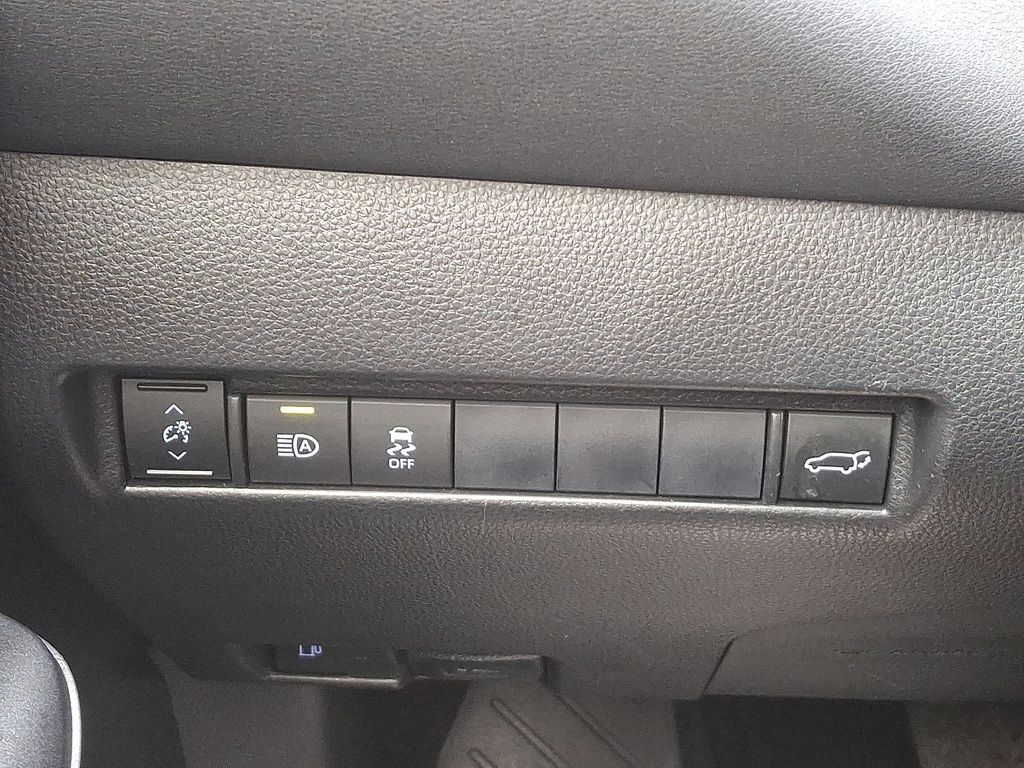 2021 Toyota Venza LE 23