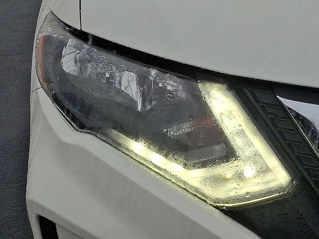 2018 Nissan Rogue SV 9