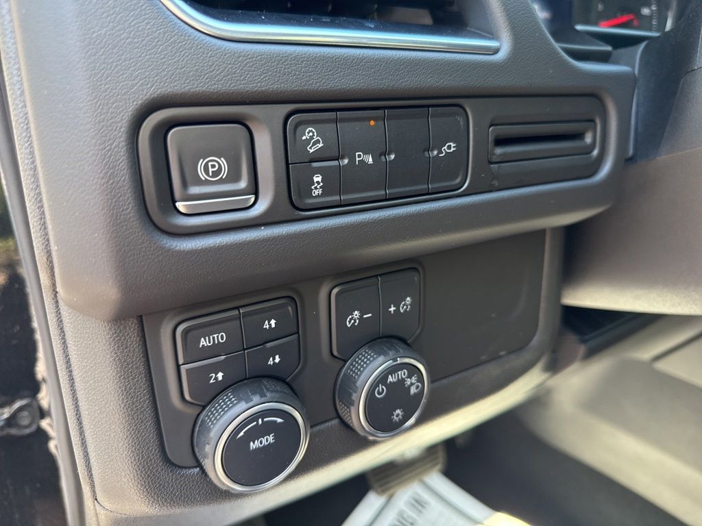 Used 2021 Black Chevrolet Z71 image 24