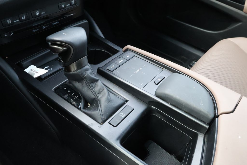 Thumbnail: 2022 Lexus ES - 25