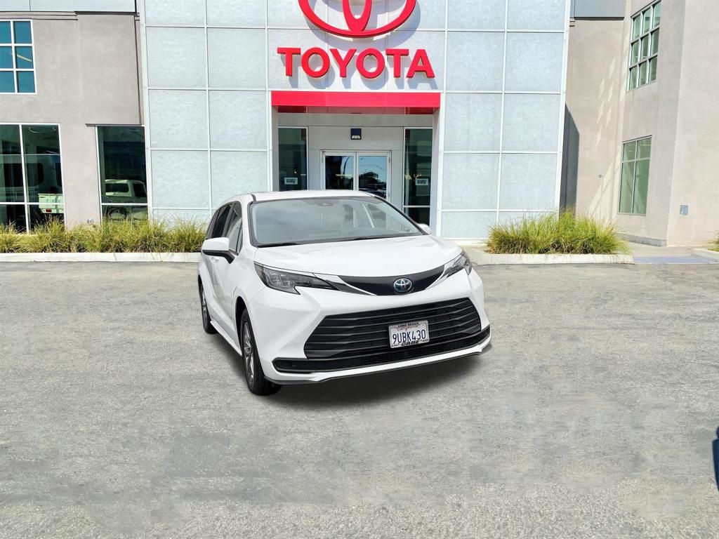 2025 Toyota Sienna LE 8-Passenger Hybrid FWD's photo