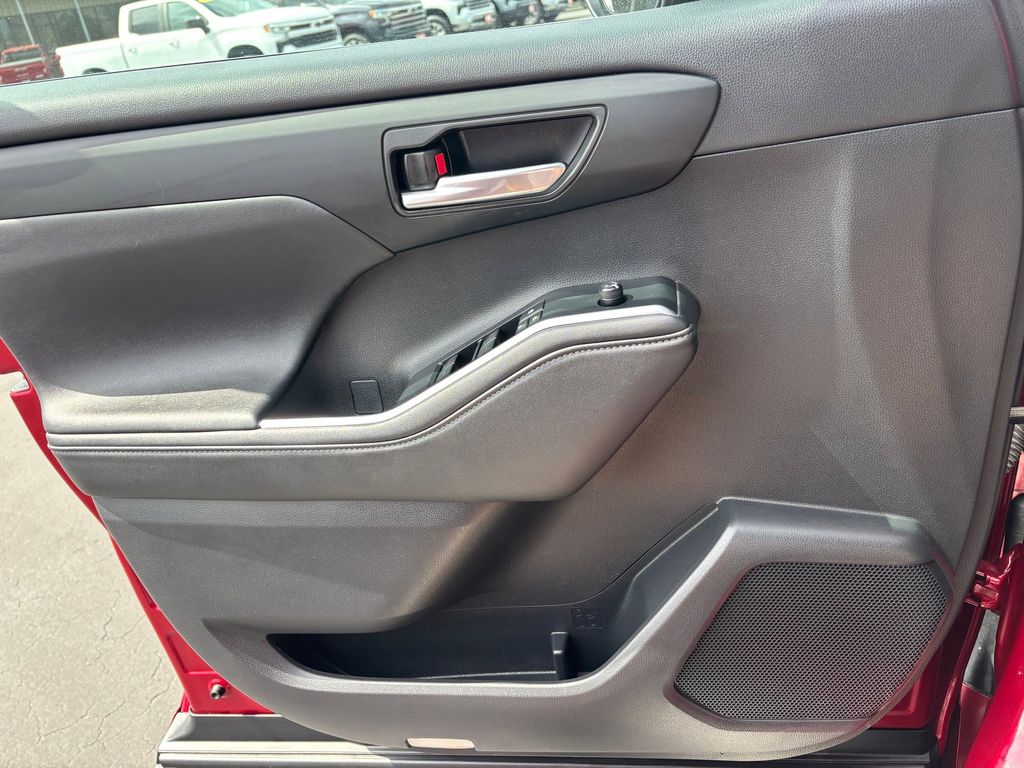 Used Car 2024 Toyota Highlander  Xle For Sale Under $50,000 In Austin, Texas