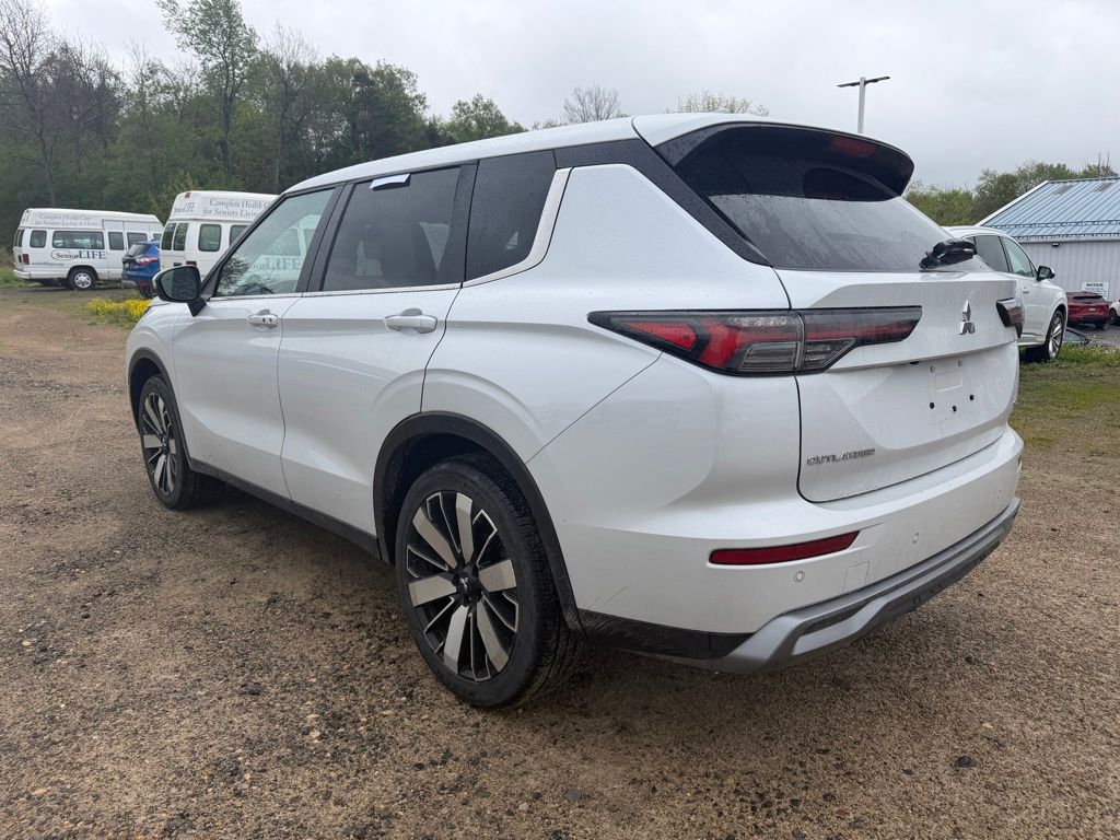 2025 Mitsubishi Outlander SE Silver at South Hills Kia