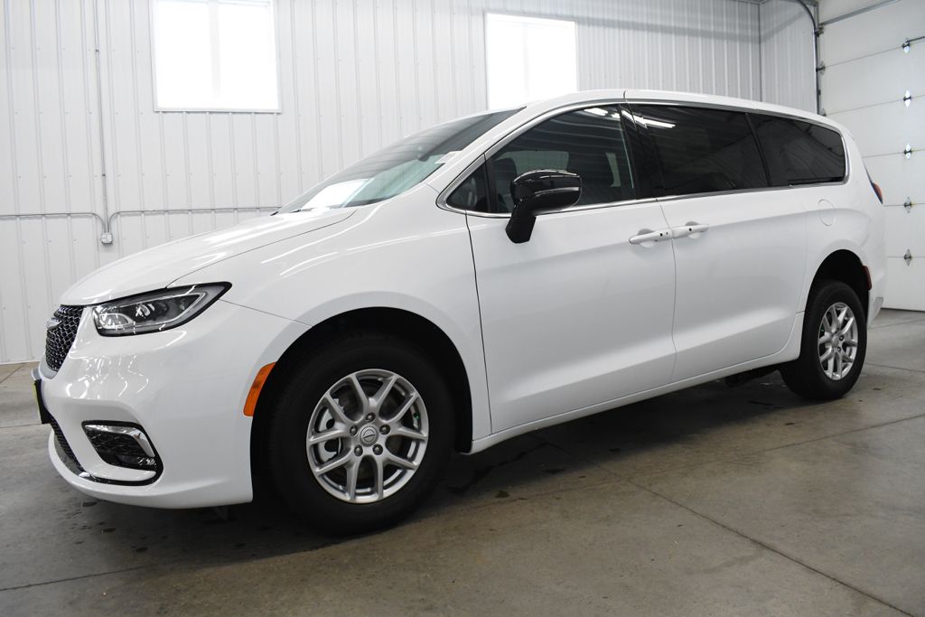 Used 2026 White Chrysler Select image 3