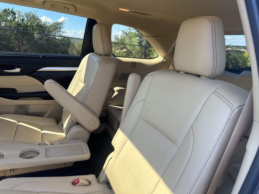 Used Car 2019 Toyota Highlander  Xle For Sale Under $25,000 In Austin, Texas