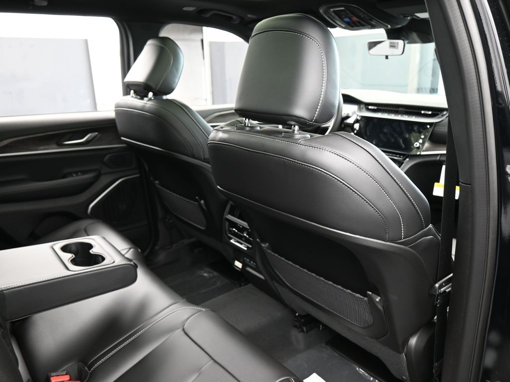 New 2026 Diamond Black Crystal Pearlcoat Jeep Limited image 38