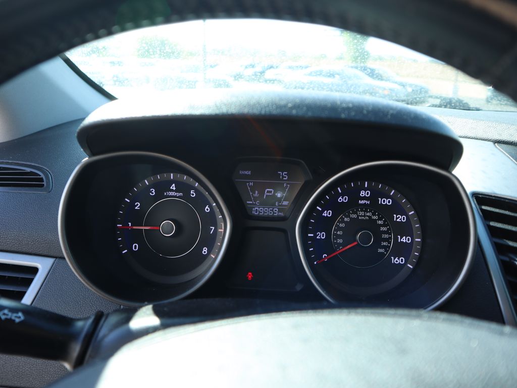 Thumbnail: 2015 Hyundai Elantra - 18