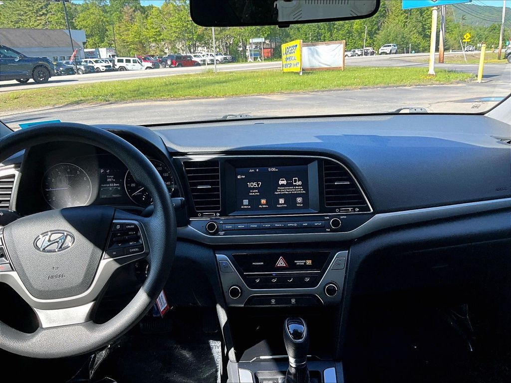 2018 Hyundai Elantra — photo 18