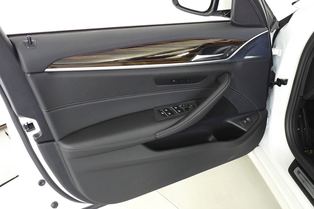 Thumbnail: 2022 BMW 5 Series - 11