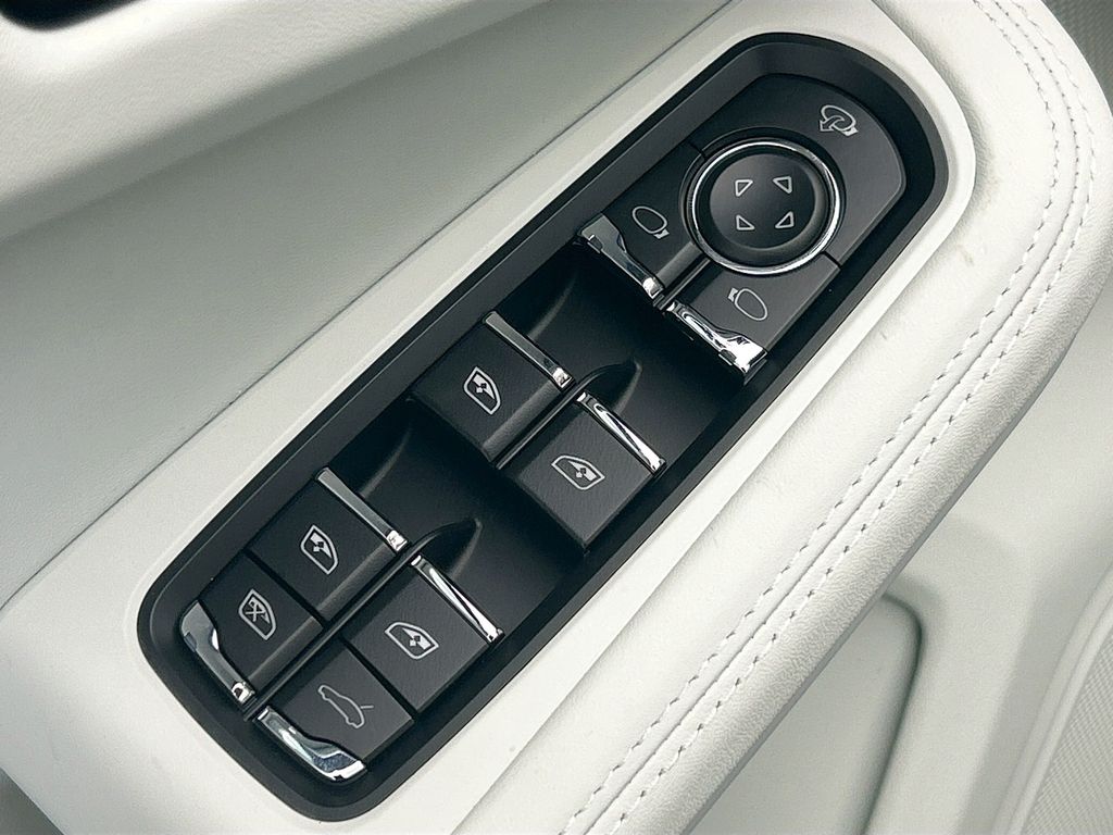 Thumbnail: 2026 Porsche Macan - 24