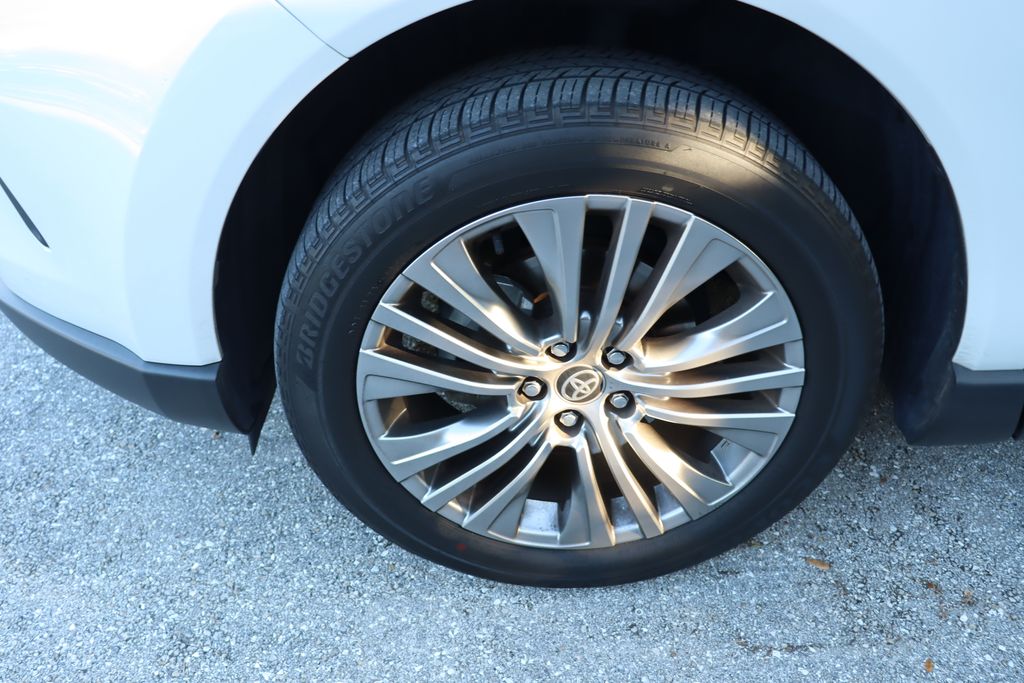 Thumbnail: 2023 Toyota Venza - 4