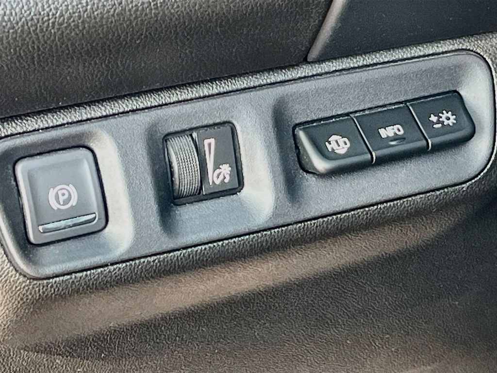 Used 2023 White GMC AT4 image 10