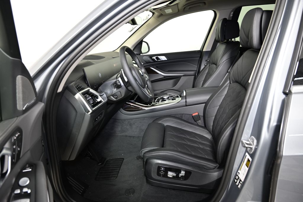 Thumbnail: 2026 BMW X7 - 14