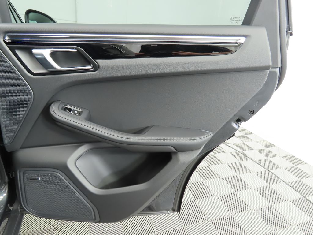 Thumbnail: 2025 Porsche Macan - 29