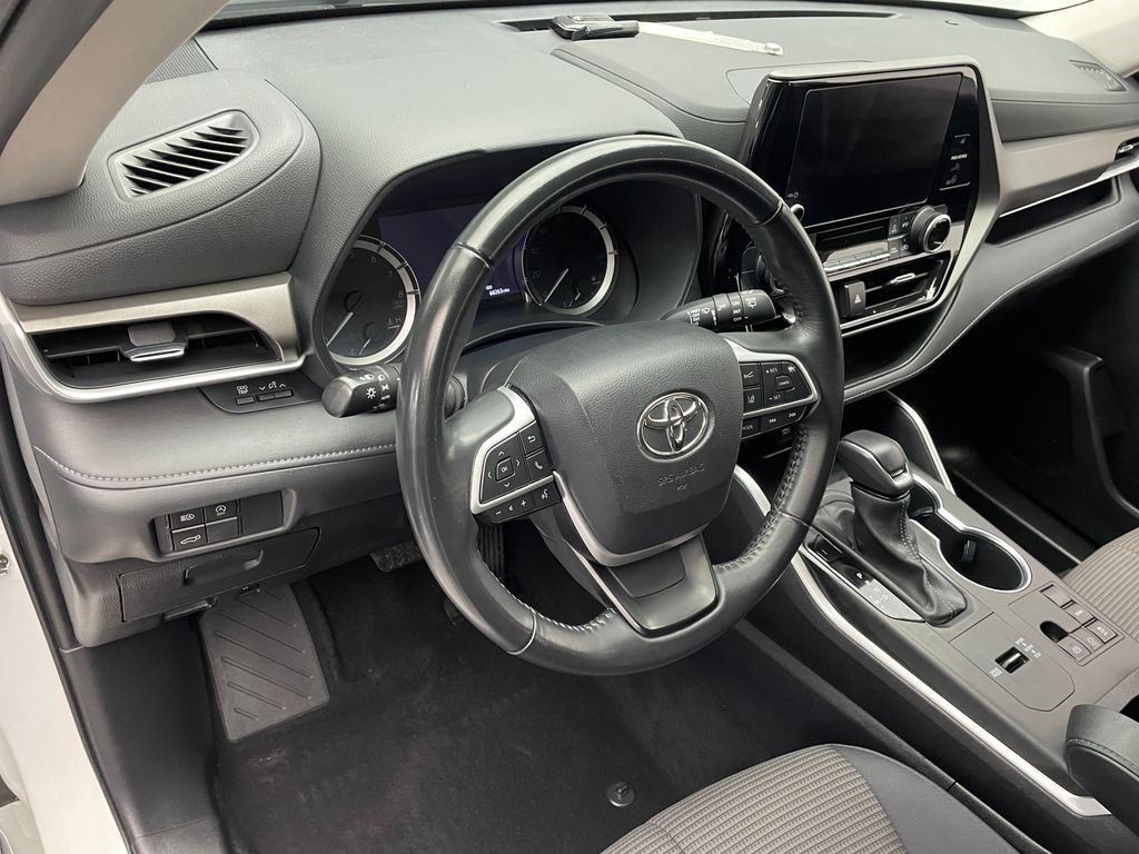 Thumbnail: 2023 Toyota Highlander - 11