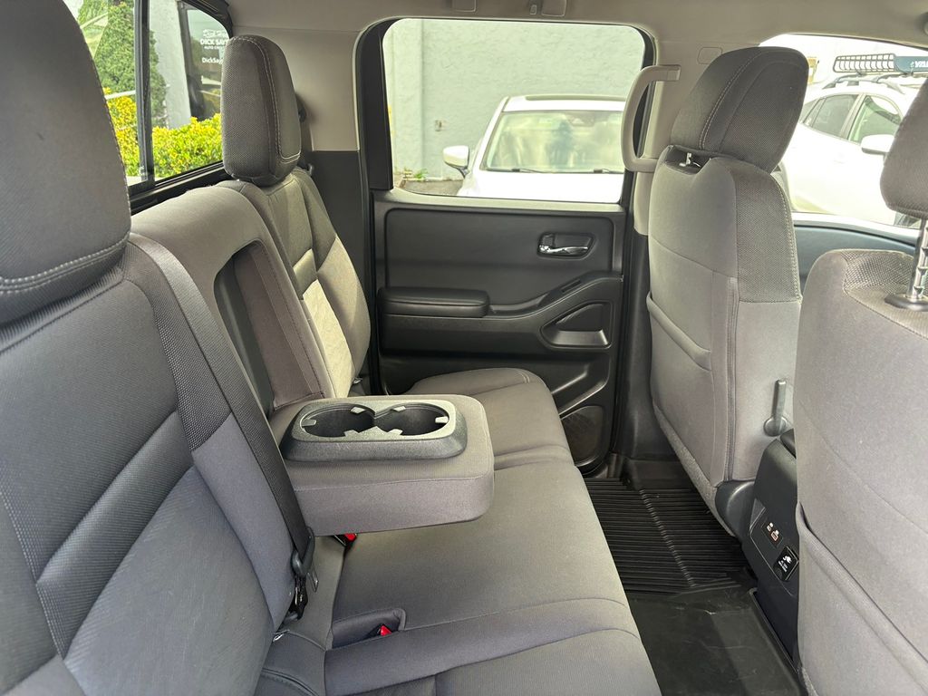 2022 Nissan Frontier SV