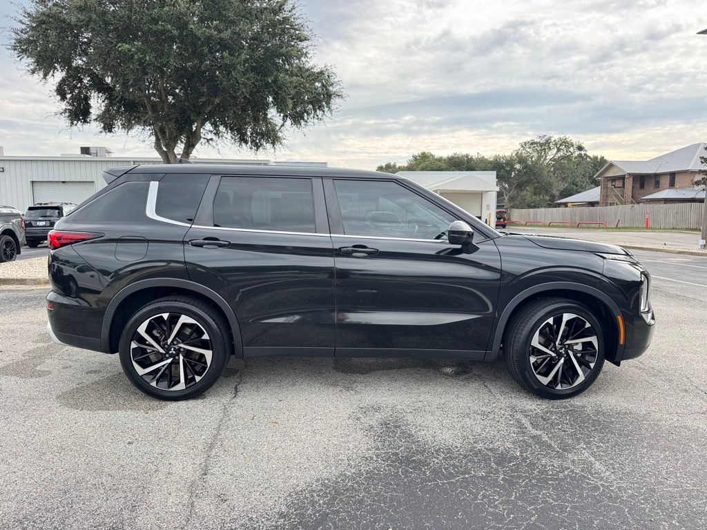 2022 Mitsubishi Outlander SE photo 2