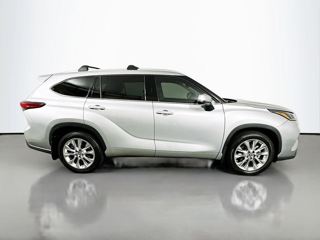 Thumbnail: 2023 Toyota Highlander - 4