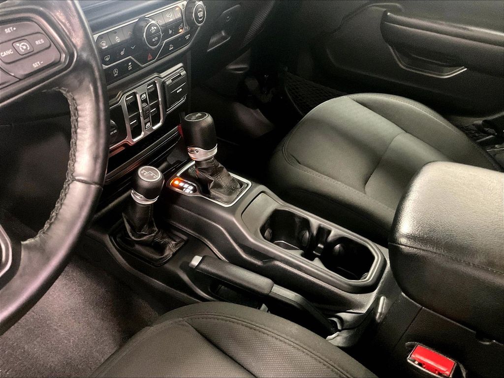 2021 Jeep Wrangler — photo 21